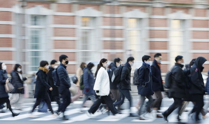 người đi làm đang di chuyển trước ga JR Tokyo người đi làm đang di chuyển trước ga JR Tokyo